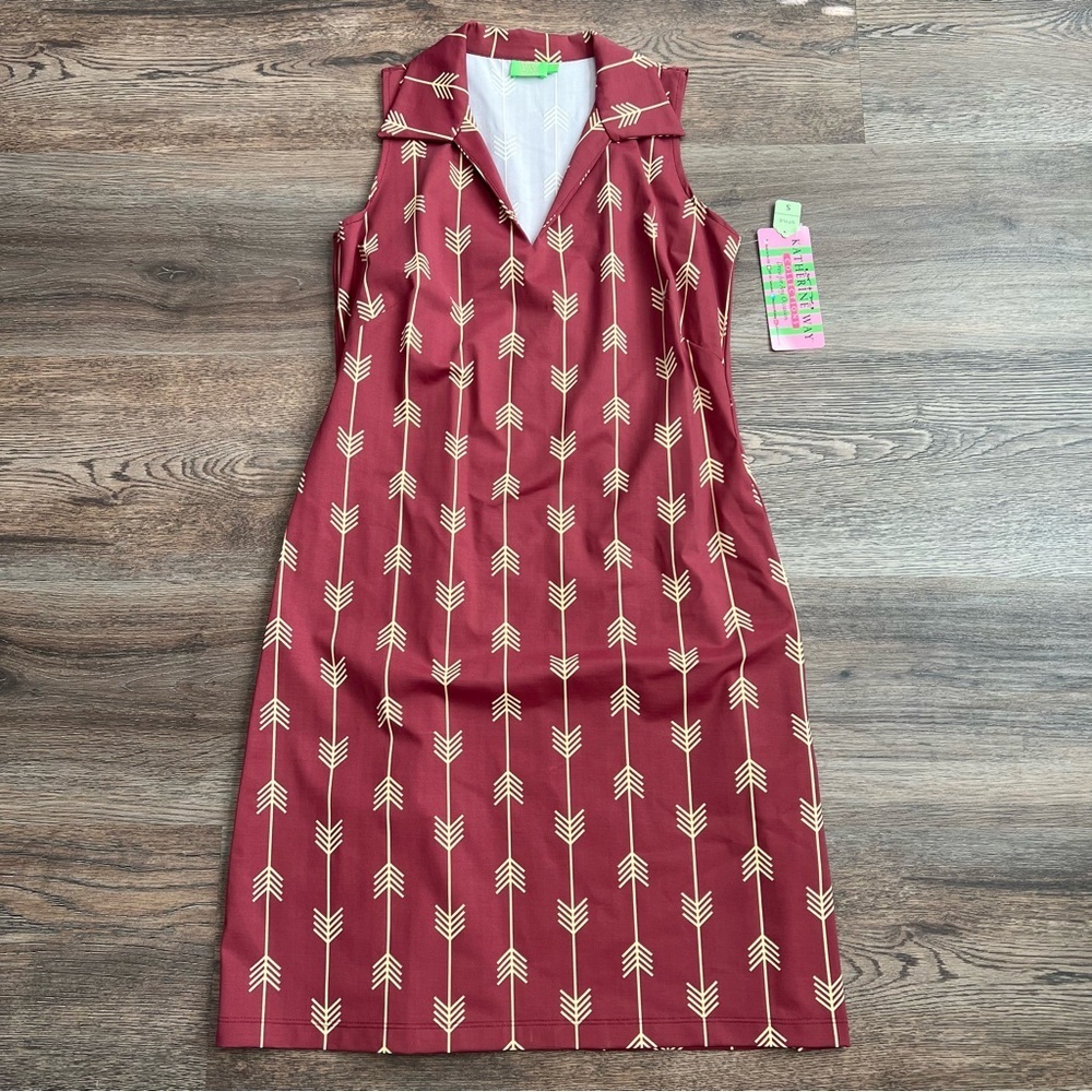 NWT Katherine Way Sleeveless Shift Dress Size Small Burgundy Gold Arrow Print
